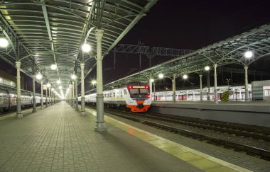 yolcu platformu gece (Belorussky tren istasyonu)--dokuz ana tren istasyonları, Moskova, Rusya biridir. 1870 yılında açıldı ve mevcut haliyle 1907-1912 yılında yeniden inşa edildi 
