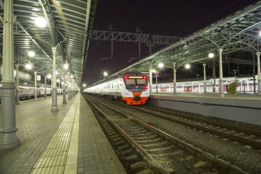 yolcu platformu gece (Belorussky tren istasyonu)--dokuz ana tren istasyonları, Moskova, Rusya biridir. 1870 yılında açıldı ve mevcut haliyle 1907-1912 yılında yeniden inşa edildi 