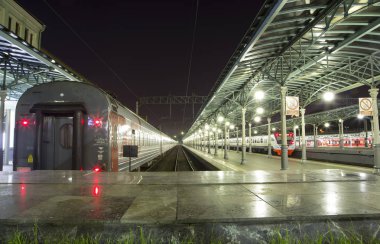 yolcu platformu gece (Belorussky tren istasyonu)--dokuz ana tren istasyonları, Moskova, Rusya biridir. 1870 yılında açıldı ve mevcut haliyle 1907-1912 yılında yeniden inşa edildi 
