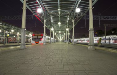 yolcu platformu gece (Belorussky tren istasyonu)--dokuz ana tren istasyonları, Moskova, Rusya biridir. 1870 yılında açıldı ve mevcut haliyle 1907-1912 yılında yeniden inşa edildi 