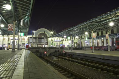 yolcu platformu gece (Belorussky tren istasyonu)--dokuz ana tren istasyonları, Moskova, Rusya biridir. 1870 yılında açıldı ve mevcut haliyle 1907-1912 yılında yeniden inşa edildi 