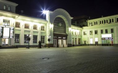 Belorussky tren istasyonu gece--Rusya'nın Moskova kentinde dokuz ana tren istasyonları biridir. 1870 yılında açıldı ve mevcut haliyle 1907-1912 yılında yeniden inşa edildi     