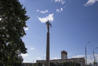 Yuri Gagarin (42.5 metre yüksek Kaide ve heykel) Anıtı, uzayda seyahat ilk kişi. Leninsky Prospekt Rusya'nın Moskova kentinde yer alır. Kaide bir roket egzoz anımsatan olacak şekilde tasarlanmıştır  