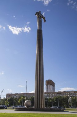 Yuri Gagarin (42.5 metre yüksek Kaide ve heykel) Anıtı, uzayda seyahat ilk kişi. Leninsky Prospekt Rusya'nın Moskova kentinde yer alır. Kaide bir roket egzoz anımsatan olacak şekilde tasarlanmıştır  