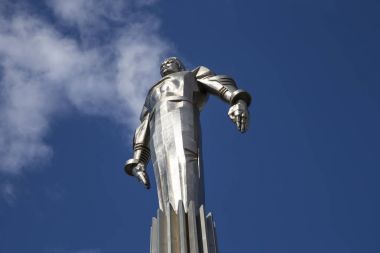 Yuri Gagarin (42.5 metre yüksek Kaide ve heykel) Anıtı, uzayda seyahat ilk kişi. Leninsky Prospekt Rusya'nın Moskova kentinde yer alır. Kaide bir roket egzoz anımsatan olacak şekilde tasarlanmıştır  