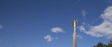 Yuri Gagarin (42.5 metre yüksek Kaide ve heykel) Anıtı, uzayda seyahat ilk kişi. Leninsky Prospekt Rusya'nın Moskova kentinde yer alır. Kaide bir roket egzoz anımsatan olacak şekilde tasarlanmıştır  