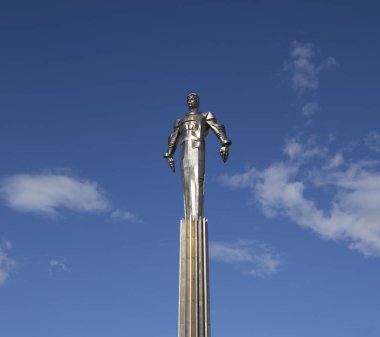 Yuri Gagarin (42.5 metre yüksek Kaide ve heykel) Anıtı, uzayda seyahat ilk kişi. Leninsky Prospekt Rusya'nın Moskova kentinde yer alır. Kaide bir roket egzoz anımsatan olacak şekilde tasarlanmıştır  