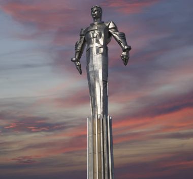 Yuri Gagarin (42.5 metre yüksek Kaide ve heykel) Anıtı, uzayda seyahat ilk kişi. Leninsky Prospekt Rusya'nın Moskova kentinde yer alır. Kaide bir roket egzoz anımsatan olacak şekilde tasarlanmıştır  