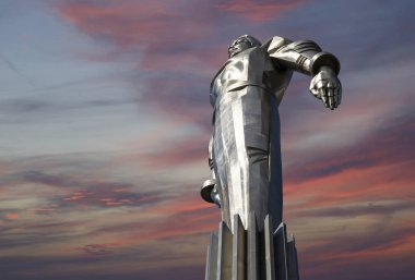Yuri Gagarin (42.5 metre yüksek Kaide ve heykel) Anıtı, uzayda seyahat ilk kişi. Leninsky Prospekt Rusya'nın Moskova kentinde yer alır. Kaide bir roket egzoz anımsatan olacak şekilde tasarlanmıştır  