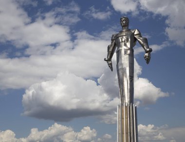 Yuri Gagarin (42.5 metre yüksek Kaide ve heykel) Anıtı, uzayda seyahat ilk kişi. Leninsky Prospekt Rusya'nın Moskova kentinde yer alır. Kaide bir roket egzoz anımsatan olacak şekilde tasarlanmıştır  