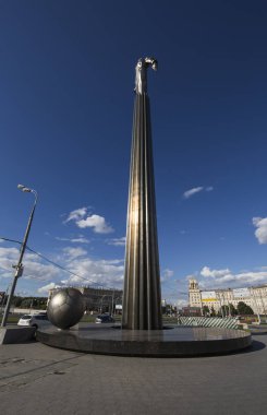 Yuri Gagarin (42.5 metre yüksek Kaide ve heykel) Anıtı, uzayda seyahat ilk kişi. Leninsky Prospekt Rusya'nın Moskova kentinde yer alır. Kaide bir roket egzoz anımsatan olacak şekilde tasarlanmıştır  