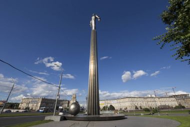 Yuri Gagarin (42.5 metre yüksek Kaide ve heykel) Anıtı, uzayda seyahat ilk kişi. Leninsky Prospekt Rusya'nın Moskova kentinde yer alır. Kaide bir roket egzoz anımsatan olacak şekilde tasarlanmıştır  