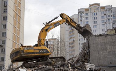 Yıkım ve eski bir ev. Moscow, Rusya Federasyonu