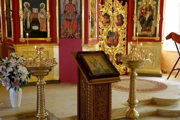 Interior da igreja barroca de São Clemente em Moscou, Rússia. Este grande complexo eclesiástico foi construído no século XVIII — Fotografia de Stock