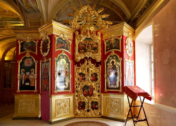 Interior de la iglesia barroca de San Clemente en Moscú, Rusia. Este gran complejo eclesiástico fue construido en el siglo XVIII — Foto de Stock