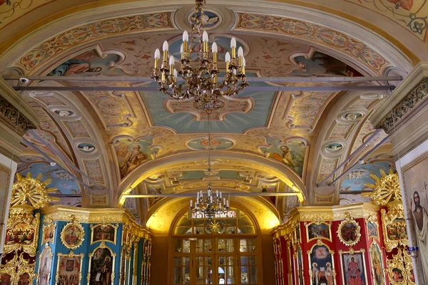 Interior de la iglesia barroca de San Clemente en Moscú, Rusia. Este gran complejo eclesiástico fue construido en el siglo XVIII — Foto de Stock