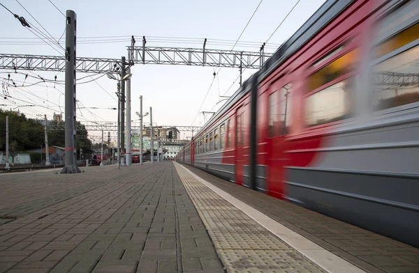 Train sur le quai des passagers de Moscou la nuit (gare Belorussky) -- est l'une des neuf principales gares ferroviaires de Moscou, en Russie. Il a été ouvert en 1870 et reconstruit dans sa forme actuelle en 1907-1912 — Photo