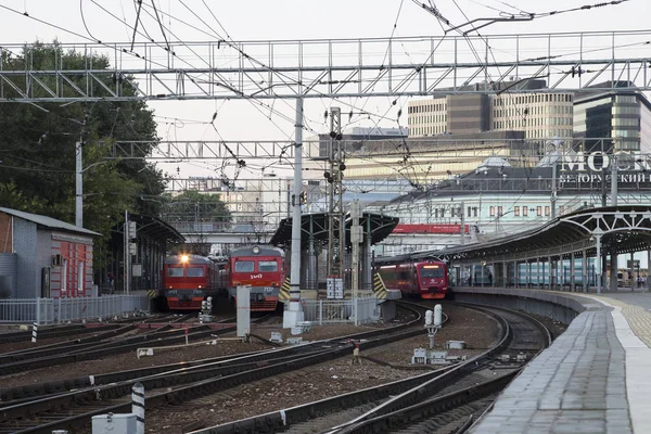 Tren en la plataforma de pasajeros de Moscú por la noche (estación de tren de Belorussky) es una de las nueve principales estaciones de tren en Moscú, Rusia. Fue inaugurado en 1870 y reconstruido en su forma actual en 1907-1912 —  Fotos de Stock