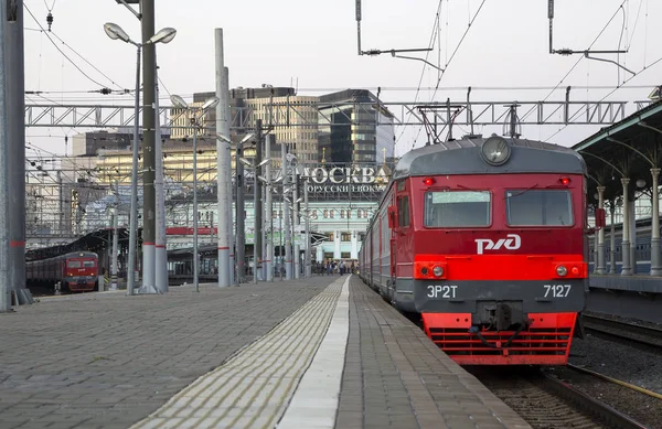 Tren en la plataforma de pasajeros de Moscú por la noche (estación de tren de Belorussky) es una de las nueve principales estaciones de tren en Moscú, Rusia. Fue inaugurado en 1870 y reconstruido en su forma actual en 1907-1912 — Foto de Stock
