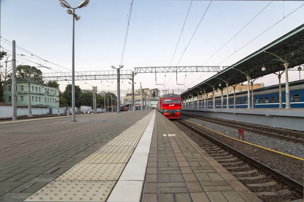 Treno sulla piattaforma passeggeri di Mosca di notte (stazione ferroviaria Belorussky) -- è una delle nove stazioni ferroviarie principali a Mosca, Russia. Fu aperto nel 1870 e ricostruito nella sua forma attuale nel 1907-1912 — Foto Stock