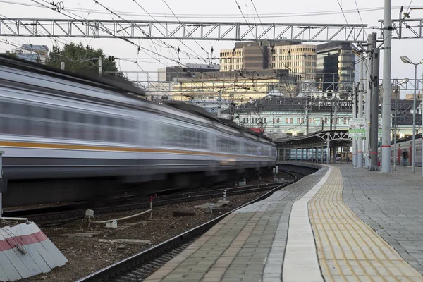 Tåg på Moskva passagerare plattform på natten (Belorussky järnvägsstation)--är en av de nio viktigaste järnvägsstationerna i Moskva. Det var öppnade 1870 och återuppbyggdes i sin nuvarande form år 1907-1912 — Stockfoto