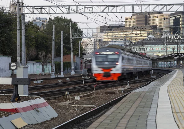 Train sur le quai des passagers de Moscou la nuit (gare Belorussky) -- est l'une des neuf principales gares ferroviaires de Moscou, en Russie. Il a été ouvert en 1870 et reconstruit dans sa forme actuelle en 1907-1912 — Photo