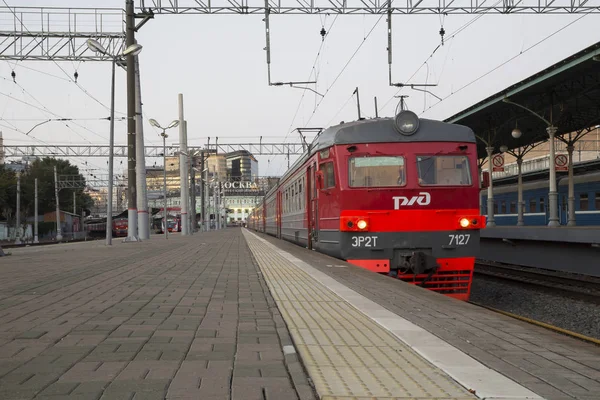 Pociąg na platformie pasażera Moskwy w nocy (Dworzec białoruski)--jest jednym z dziewięciu głównych dworcach w Moskwie. Została otwarta w 1870 roku i przebudowany w swojej obecnej formie w 1907-1912 — Zdjęcie stockowe