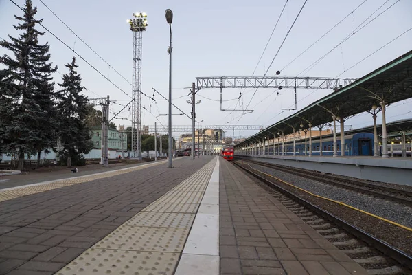 Piattaforma passeggeri di notte (stazione ferroviaria Belorussky) -- è una delle nove stazioni ferroviarie principali a Mosca, Russia. Fu aperto nel 1870 e ricostruito nella sua forma attuale nel 1907-1912 — Foto Stock
