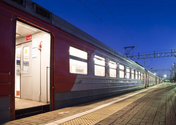 Moskova yolcu platformu (Belorussky tren istasyonu)--gece trende Rusya'nın Moskova kentinde dokuz ana tren istasyonları biridir. 1870 yılında açıldı ve mevcut haliyle 1907-1912 yılında yeniden inşa edildi  