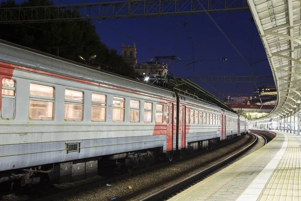 Поезд на Московской пассажирской платформе ночью (Белорусский вокзал) - - один из девяти главных железнодорожных вокзалов Москвы, Россия. Он был открыт в 1870 году и перестроен в его нынешнем виде в 1907-1912 годах. — стоковое фото