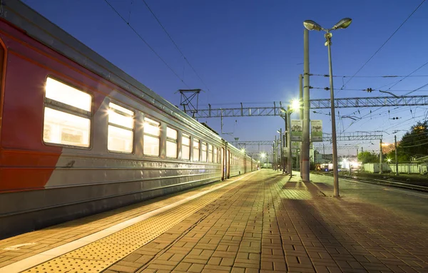 Train sur le quai des passagers de Moscou la nuit (gare Belorussky) -- est l'une des neuf principales gares ferroviaires de Moscou, en Russie. Il a été ouvert en 1870 et reconstruit dans sa forme actuelle en 1907-1912 — Photo