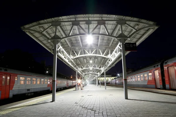 Quai de voyageurs la nuit (gare Belorussky) -- est l'une des neuf principales gares de Moscou, en Russie. Il a été ouvert en 1870 et reconstruit dans sa forme actuelle en 1907-1912 — Photo