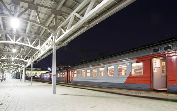 Treno sulla piattaforma passeggeri di Mosca di notte (stazione ferroviaria Belorussky) -- è una delle nove stazioni ferroviarie principali a Mosca, Russia. Fu aperto nel 1870 e ricostruito nella sua forma attuale nel 1907-1912 — Foto Stock