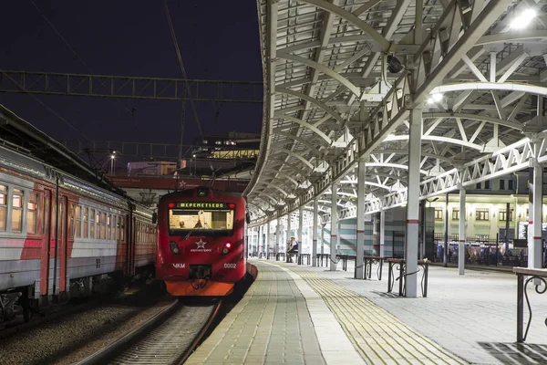 Aeroexpress Tren en la estación de tren de Belorussky. Moscú, Rusia tren de alta velocidad adquirió OAO "Ferrocarriles rusos" para su uso en los ferrocarriles rusos de alta velocidad —  Fotos de Stock