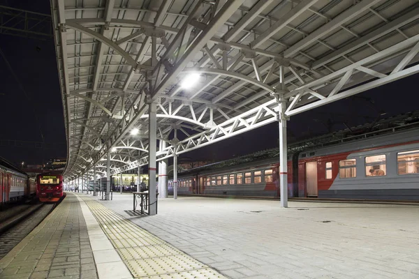 Trein op Moskou passagier platform's nachts (Belorussky treinstation)--is een van de negen belangrijkste treinstations in Moskou, Rusland. Het werd geopend in 1870 en herbouwd in haar huidige vorm in 1907-1912 — Stockfoto