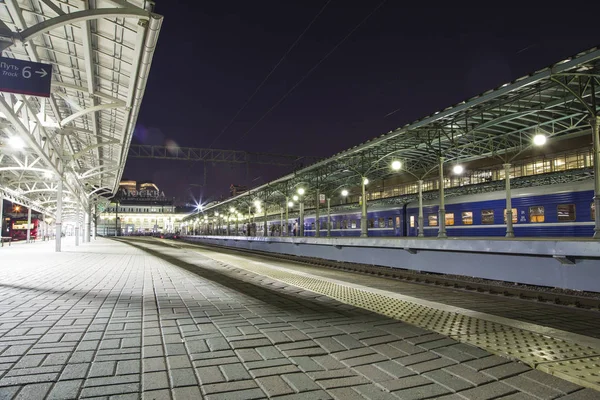 Piattaforma passeggeri di notte (stazione ferroviaria Belorussky) -- è una delle nove stazioni ferroviarie principali a Mosca, Russia. Fu aperto nel 1870 e ricostruito nella sua forma attuale nel 1907-1912 — Foto Stock