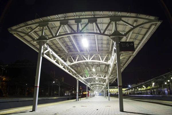 yolcu platformu gece (Belorussky tren istasyonu)--dokuz ana tren istasyonları, Moskova, Rusya biridir. 1870 yılında açıldı ve mevcut haliyle 1907-1912 yılında yeniden inşa edildi 