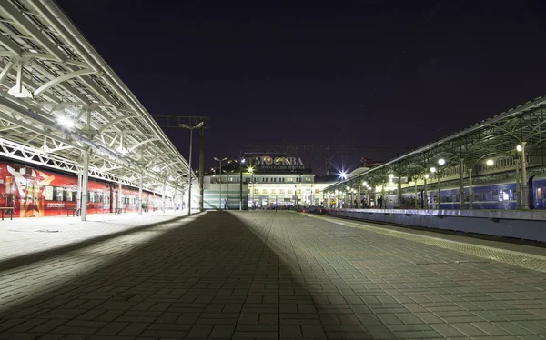 yolcu platformu gece (Belorussky tren istasyonu)--dokuz ana tren istasyonları, Moskova, Rusya biridir. 1870 yılında açıldı ve mevcut haliyle 1907-1912 yılında yeniden inşa edildi 