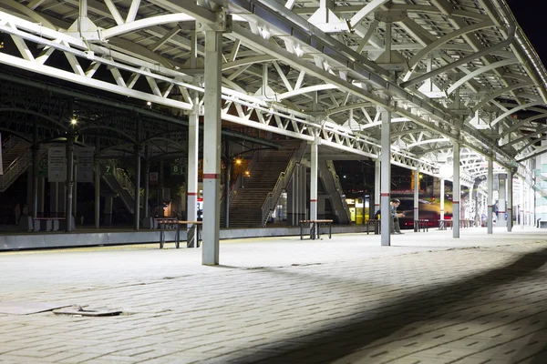 Plataforma de pasajeros por la noche (estación de tren de Belorussky) es una de las nueve principales estaciones de tren en Moscú, Rusia. Fue inaugurado en 1870 y reconstruido en su forma actual en 1907-1912 — Foto de Stock