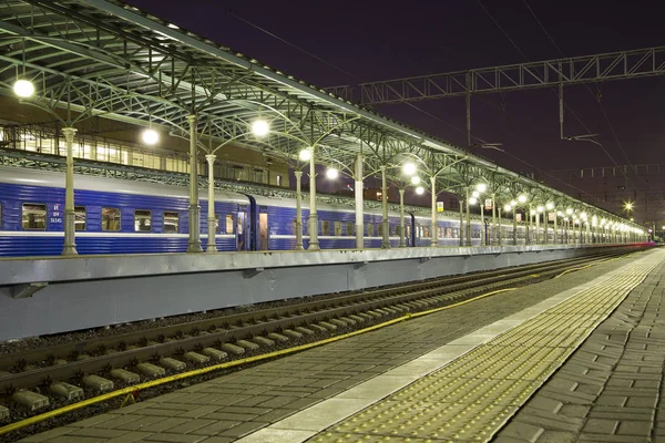 Пассажирская платформа ночью (Белорусский вокзал) - - одна из девяти главных железнодорожных станций Москвы, Россия. Он был открыт в 1870 году и перестроен в его нынешнем виде в 1907-1912 годах. — стоковое фото