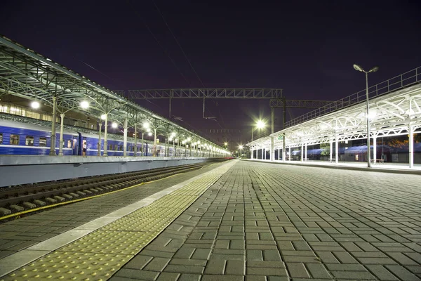 Plataforma de pasajeros por la noche (estación de tren de Belorussky) es una de las nueve principales estaciones de tren en Moscú, Rusia. Fue inaugurado en 1870 y reconstruido en su forma actual en 1907-1912 — Foto de Stock