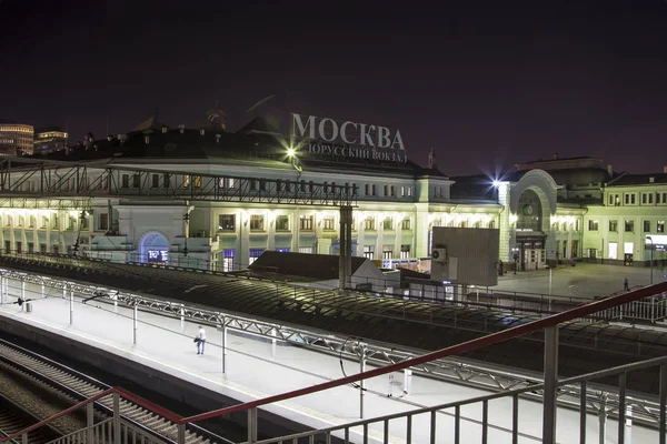 Belorussky railway station at night -- is one of the nine main railway stations in Moscow, Russia. It was opened in 1870 and rebuilt in its current form in 1907-1912 — Stock Photo, Image