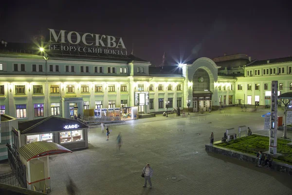 Белорусский вокзал ночью - один из девяти главных железнодорожных вокзалов Москвы. Он был открыт в 1870 году и перестроен в его нынешнем виде в 1907-1912 годах. — стоковое фото