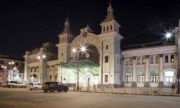 Belorussky railway station at night -- is one of the nine main railway stations in Moscow, Russia. It was opened in 1870 and rebuilt in its current form in 1907-1912 — Stock Photo, Image