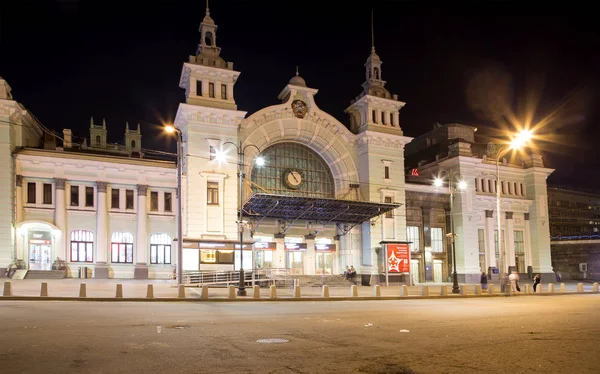Belorussky tren istasyonu gece--Rusya'nın Moskova kentinde dokuz ana tren istasyonları biridir. 1870 yılında açıldı ve mevcut haliyle 1907-1912 yılında yeniden inşa edildi     