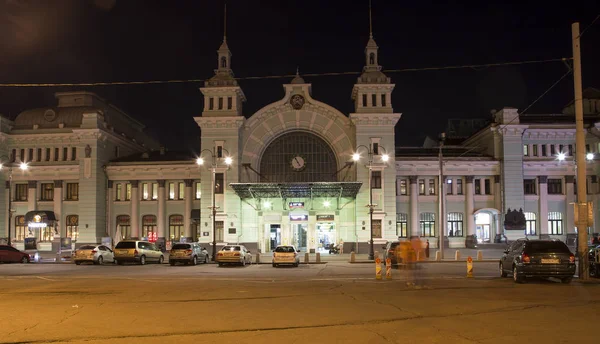 Belorussky tren istasyonu gece--Rusya'nın Moskova kentinde dokuz ana tren istasyonları biridir. 1870 yılında açıldı ve mevcut haliyle 1907-1912 yılında yeniden inşa edildi     
