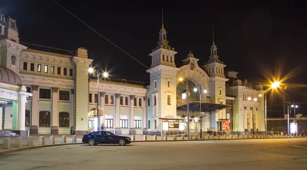 La stazione ferroviaria di Belorussky di notte è una delle nove principali stazioni ferroviarie di Mosca, in Russia. Fu aperto nel 1870 e ricostruito nella sua forma attuale nel 1907-1912 — Foto Stock