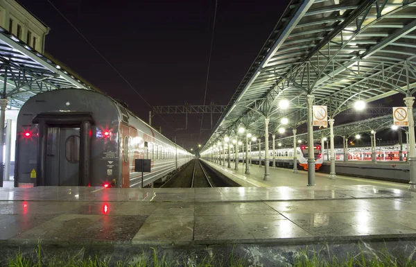 Osobní platformu v noci (Běloruské nádraží) – je jedním z devíti hlavních železničních stanic v Moskvě, Rusko. Byl otevřen v roce 1870 a přestavěn ve své současné podobě v roce 1907-1912 — Stock fotografie
