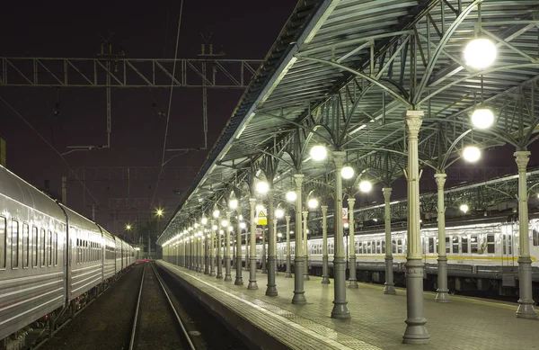 Platforma pasażera w nocy (Dworzec białoruski)--jest jednym z dziewięciu głównych dworcach w Moskwie. Została otwarta w 1870 roku i przebudowany w swojej obecnej formie w 1907-1912 — Zdjęcie stockowe