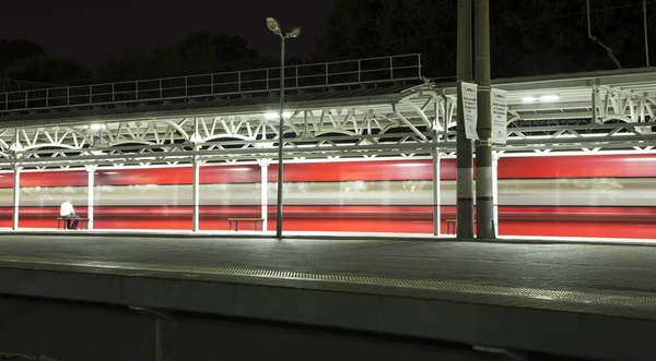 Train sur le quai des passagers de Moscou la nuit (gare Belorussky) -- est l'une des neuf principales gares ferroviaires de Moscou, en Russie. Il a été ouvert en 1870 et reconstruit dans sa forme actuelle en 1907-1912 — Photo